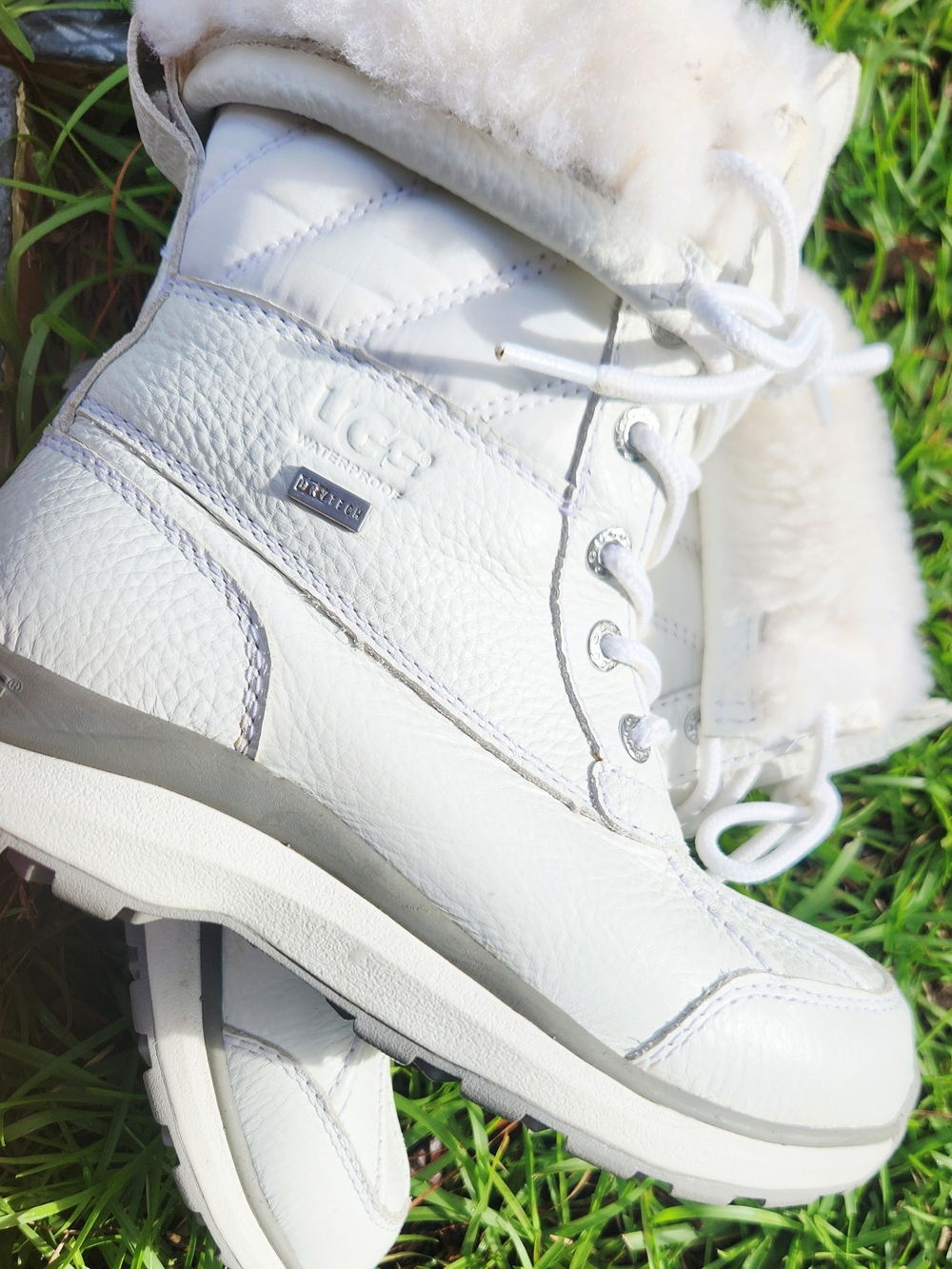 UGG Adirondack III White Lace-Up Women's Winter Boots with Shearling Trim Size 5